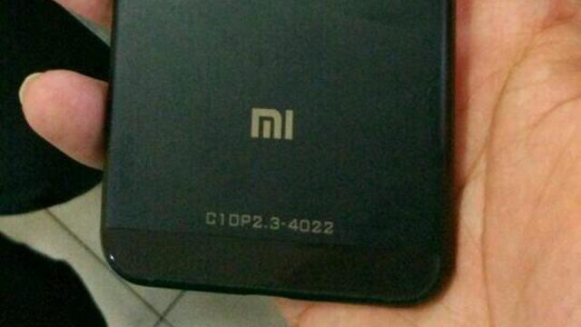 <b>Presupuse imagini cu Xiaomi Mi 6 ajung pe Weibo; avem parte de un refresh la capitolul design</b>Pe rețeaua de socializare Weibo ajung astăzi două fotografii cu un misterios smartphone pregătit de către chinezii de la Xiaomi. Se remarcă din start un refresh adus la capitolul design comparativ cu modelele precedente din portofoliu, și faptul că acesta