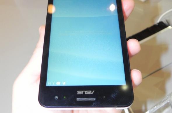 ASUS Zenfone 5 hands on preview - smartphone midrange cu carcasă interschimbabilă (Retro MWC - 2014 Video): dscn5118jpg.jpg