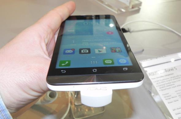 ASUS Zenfone 5 hands on preview - smartphone midrange cu carcasă interschimbabilă (Retro MWC - 2014 Video): dscn5115jpg.jpg