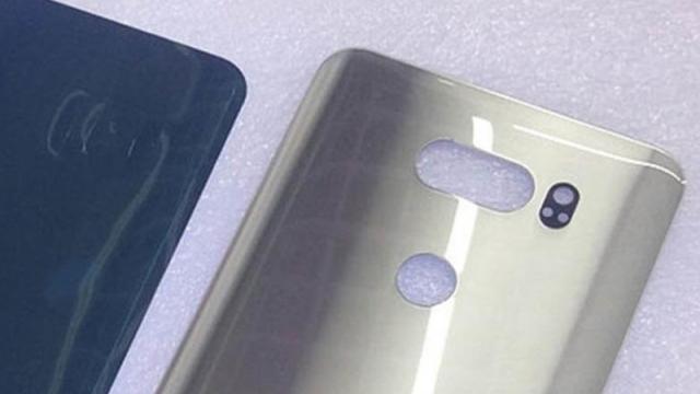 <b>Un panou pentru partea din spate a lui LG V30 se afișează într-o fotografie nou scăpată pe internet</b>Târgul IFA din această toamnă ne va aduce și debutul lui LG V30, phablet cu display 18:9 ce va opta pentru procesorul Snapdragon 835. După cum bine știți, au existat leak-uri asociate acestui model până în acest moment, iar astăzi avem