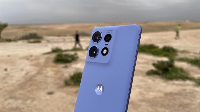 <b>Motorola Edge 50 Pro: Camera de luat în vacanță la vară, cu zoom, culori Pantone, bokeh de calitate și macro pentru creativi </b>Motorola Edge 50 Pro nu doar arată bine, ci reușește să ofere și un hardware tentant, inclusiv la capitolul cameră, acolo unde la fel ca anul trecut descoperim un setup foto triplu. Sunt îmbunătățiri de apreciat aici, iar de această