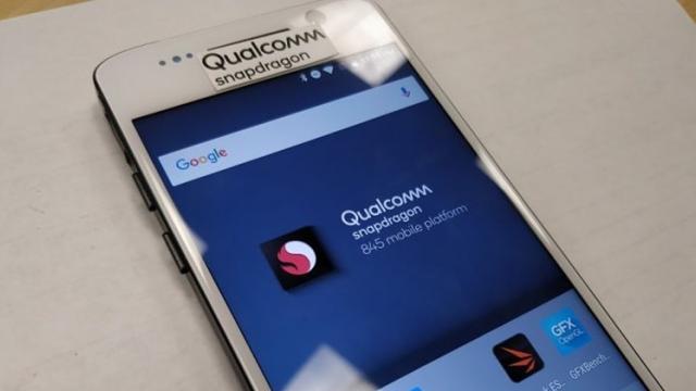 <b>Snapdragon 845 își dezvăluie performanțele; Aflăm cum se descurcă în GeekBench 4 și AnTuTu</b>Deși chipset-ul Qualcomm Snapdragon 845 a fost anunțat oficial aproape de finalul lui 2017, nu existau prea multe informații despre acest procesor ce se va regăsi la bordul terminalelor flagship din acest an. Acum reușim să aflăm și detaliile