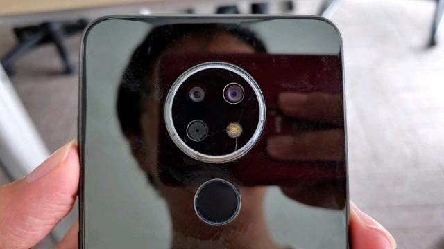 <b>Nokia 5.2 este telefonul din spatele numelui de cod "Daredevil"; Vine cu optică Zeiss și tehnologie OZO Audio</b>Cu doar câteva zile în urmă vă prezentam în cadrul unui articol și o serie de fotografii ale unui prototip Nokia ce aparea menționat cu numele de cod "Daredevil". Avea o cameră foto circulară în spate care ne amintea de Lumia 1020