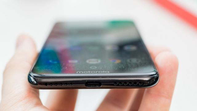 <b>Motorola One Macro este un nou model din seria Motorola One, tot cu Android One la bord</b>Seria Motorola One este în continuă extindere și după ce am testat modelul One Vision în ultima lună de primăvară și am aflat în iunie că există un și o variantă One Action, azi descoperim primele detalii despre un așa numit