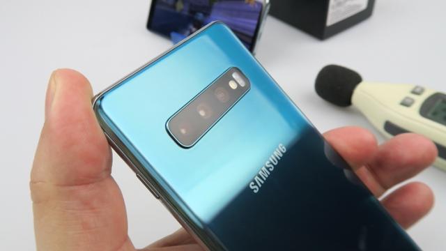 <b>Turul Magazinelor #594: Samsung Galaxy S10+ pe la 3500 de lei, GoPro Hero 7 la reducere, cel mai ieftin MacBook</b>A venit din nou momentul să chinuim cardurile cu nişte reduceri, la produse altminteri scumpe în restul anului. Vară se numără ofertele la MacBook Air, GoPro Hero 7 Silver şi la Galaxy S10+, pe care l-am găsit la