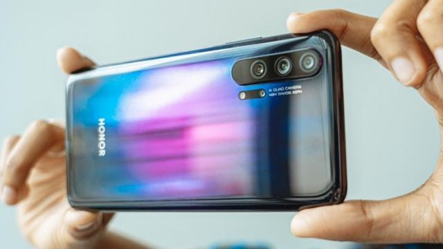 <b>Honor 20 Pro va fi disponibil la nivel global începând din 2 august; Aflăm în ce țări sosește inițial</b>În cazul în care vă amintiți, pe data de 21 mai se lansa cu mare fast seria de terminale Honor 20, aceasta fiind compusă din 3 device-uri: varianta standard Honor 20, un model de buget intitulat Honor 20 Lite și nu în ultimul