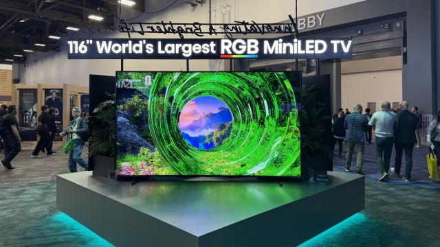 <b>Am mâncat quesadilla în faţa camerei la standul Hisense şi am explicat al patrulea LED din TV-urile sale RGB MiniLED evo</b>Am petrecut neaşteptat de mult timp la standul Hisense de la CES 2026 şi motivul e simplu... şi copilăresc: aveau roboţi şi quesadilla. Am văzut un robot făcând tai-chi, am gustat quesadilla şi am aflat că TV-urile au mai nou şi un