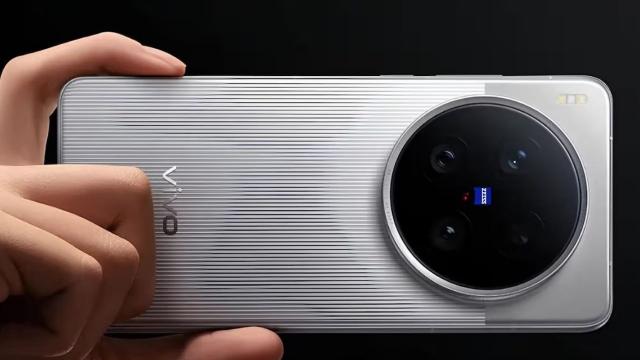 <b>Confirmare aproape oficială pentru vivo X300 Ultra; Flagship-ul cu două camere de 200MP ajunge la nivel global</b>Lansarea globală a lui vivo X300 Ultra este practic bătută în cuie după ce telefonul a fost certificat oficial nu doar în Europa, ci și în Indonezia, prin autoritatea TKDN. Modelul identificat ca V2562 a fost asociat cu X300 Ultra încă din noiembrie 2025