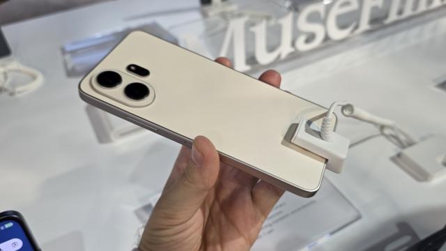 <b>CES 2026: TCL NXTPAPER 70 Pro Hands on - ecran în stil Kindle, suport stylus şi premiu Gold la CES</b>Am avut timp şi de o oprire la standul TCL la CES 2026, unde am dat peste TCL NXTPAPER 70 Pro, care a primit imediat şi un hands on de la noi. Este urmaşul lui TCL NXTPAPER 60 Ultra, pe care puneam mâna la IFA 2025 şi avem de-a face cu un telefon