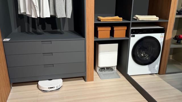 <b>Xiaomi a adus electrocasnice noi în Europa şi iată-le în acţiune: aparat de aer condiţionat, aspirator Robot Vacuum 5 (Video)</b>În afară de seria Xiaomi 15T, compania chineză a aniversat 15 ani de existenţă aducând în Europa şi electrocasnice noi. Maşina de spălat cu aromaterapie, aer condiţionat cu difuzie blândă a aerului, două aspiratoare Robot