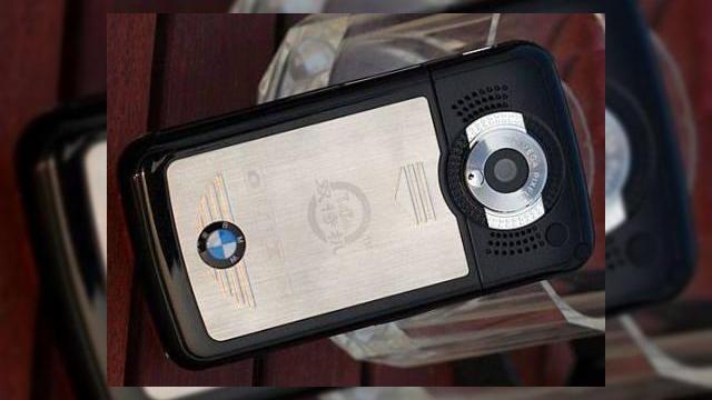 <b>Telefonul BMW, inca o data neoficial</b>Iata ca vedem din nou telefoane chinezesti pe piata, de data aceasta cu brandinguri celebre, dar fara o intelegere cu marile companii reprezentate de aceste logo-uri. Un exemplu este si terminalul BMW, de mai jos: Trebuie sa mentionam faptul ca acest...
