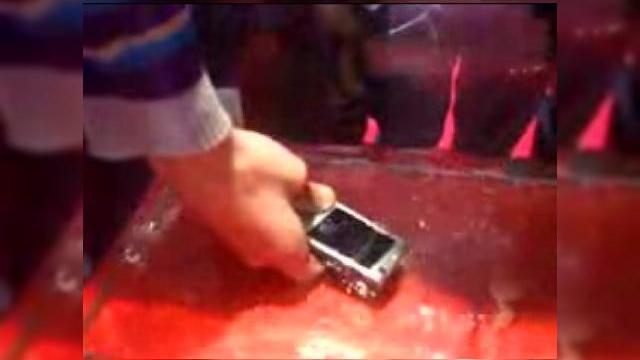 <b>Nokia N95, editia "pro aqua" - amintiri de la CeBIT 2008</b>Ceea ce puteti vedea in clipul urmatorul nu este o noua varianta de Nokia N95 alimentata pe baza de apa, ci demonstrarea unui nou lichid, cu un scop total diferit de a "imbaia" telefoane. Dati click pe urmatoarea imagine pentru a fi transportati la clipul...