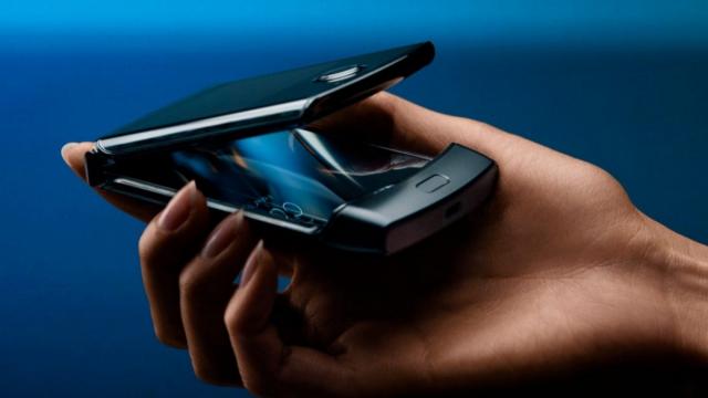 <b>Turul Magazinelor #636: Televizor QLED la preţ ridicol de mic, telefoane midrange sub 1000 lei şi MOTO RAZR 2019 listat în România</b>De data asta am revenit cu Turul Magazinelor în format complet, adică mare, adică 6 produse şi vreo 2-3 sunt reduceri cum nu aţi văzut nici măcar de Black Friday. Am găsit un televizor QLED generaţie 2019 extrem de ieftin şi am prins şi un iPhone XS..