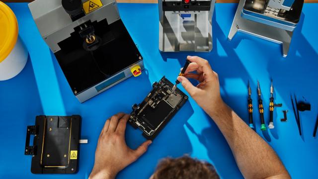 <b>Apple aduce în Europa serviciul de reparaţii iPhone acasă (Self Service Repair)</b>Scriam în noiembrie 2021 despre serviciul Self Service Repair, prin care Apple îţi permite să îţi repari singur telefonul. După disponibilitatea în SUA timp de aproape un an, serviciul ajunge în Europa din această săptămână. În ce țări