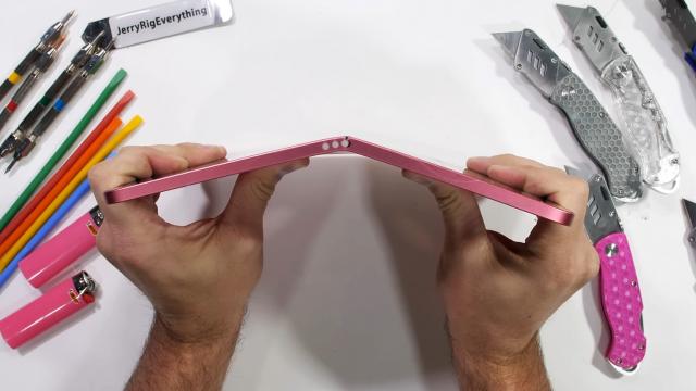 <b>iPad 10 (2022) se rupe în două la testul de rezistență al lui JerryRigEverything (Video)</b>Apple a lansat în acest an un nou iPad ce aduce upgrade-uri la nivel de design după multe serii care abordau același look. E vorba despre iPad 10 (2022), model cu port USB-C pentru încărcare și buton Touch ID lateral. Ei bine, acesta a ajuns pe masa