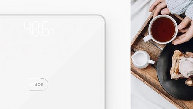 <b>Monitorizează-ți atent greutatea cu ajutorul cântarului Honor Weight Scale; Acum la doar 20 euro</b>În ziua de azi și greutatea corporală reprezintă o preocupare, astfel că pe piață au apărut numeroase produse menite să ne ajute în arderea caloriilor, primul exemplu care îmi vine în minte fiind brățările de fitness atât de răspândite