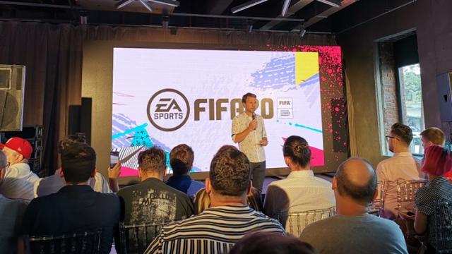 <b>FIFA 20 va include echipele din Liga 1; LPF şi Electronic Arts anunţă noutăţile din FIFA, inclusiv VOLTA</b>EA România ne-a invitat la un eveniment interesant ieri, pe 27 august, când a venit din senin marea veste: Liga 1 apare în FIFA 20. Aceasta integrare a fost cerută de mai toţi fanii români de mulţi ani, aş zice decenii chiar