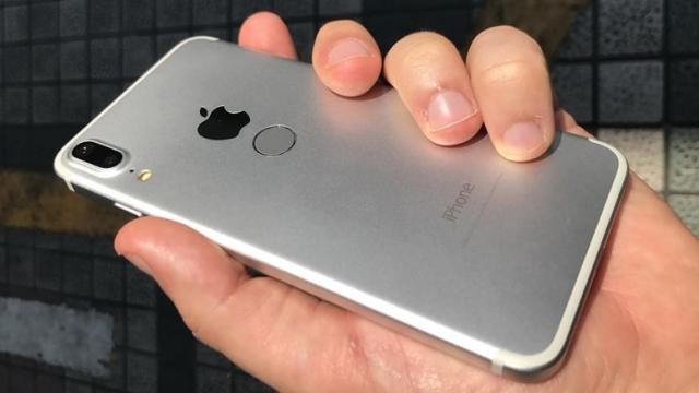 <b>iPhone 8 se prezintă în noi imagini hands-on, sub forma unei machete ce pare finisată profesionist; Are scanner de amprente in spate</b>Privim astăzi asupra unor fotografii cu o machetă de iPhone 8 sosită din China, materiale ce ne prezintă un design cu scanner de amprente pe spate. Vedem și camera duală plasată vertical pe dispozitiv și în partea frontală un display dreptunghiular ce nu