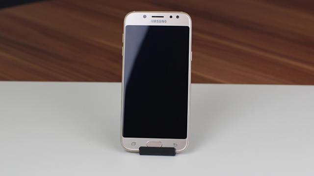 <b>O nouă prezentare video pentru Samsung Galaxy J5 (2017) sosește din Rusia!</b>Tocmai ce l-am văzut pe Samsung Galaxy J7 (2017) prezentat într-un nou clip hands-on și iată că descoperim și prezența unui material similar pentru varianta mai compactă intitulată Galaxy J5 (2017). Telefoanele menționate aici adoptă un design identic și