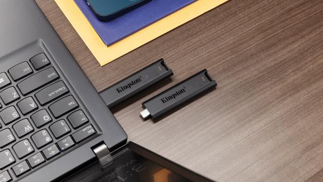 <b>Kingston a anunțat DataTraveler Max USB 3.2 Gen 2; Stick-ul USB ce oferă viteze record</b>Cel mai nou comunicat de presă sosit în inbox-ul nostru vine de la Kingston. Compania tocmai ce a anunțat noul stick DataTraveler Max, un model performant cu interfață Type-C și cel mai nou standard USB 3.2 Gen 2. Avem detalii despre acesta mai jos