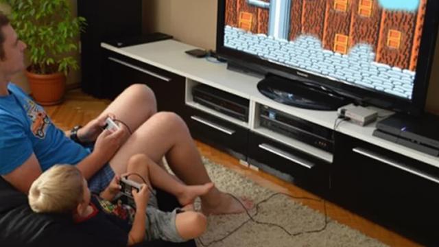 <b>TomTop are o consolă în stil NES Mini ce costă doar 21.99 dolari; aduce 500 jocuri clasice</b>În oferta celor de la TomTop.com găsim astăzi o super consolă pentru nostalgici și anume o copie de NES Mini ce vine la un preț de numai 21.99 dolari. Aceasta se conectează la televizor și aduce la pachet 500 titluri clasice pe care le putem juca