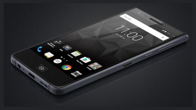 <b>BlackBerry Motion (Krypton) se dezvăluie într-o randare via @evleaks; posibil să debuteze la MWC 2018</b>Cunoscut până acum sub numele de cod Krypton, iată că acum descoperim și denumirea oficială pe care viitorul terminal BlackBerry o va purta. Acest detaliu este dezvăluit de către @evleaks alături de o randare a produsului și observăm faptul că