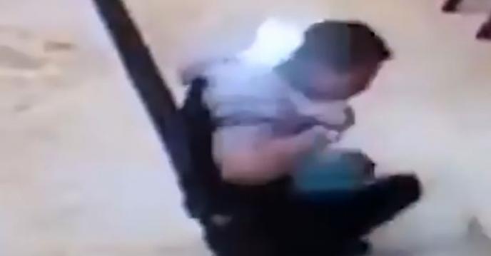 <b>Explozia unui smartphone în buzunarul unui nefericit este surprinsă de o cameră de supraveghere; Iată clipul! (Video)</b>Cu doar câteva momente în urmă vorbeam despre cum Samsung a reușit să treacă cu brio peste scandalul numit Galaxy Note 7 și iată că acum privim asupra unui clip în care un smartphone explodează. Din fericire nu este vorba despre un handset Samsung