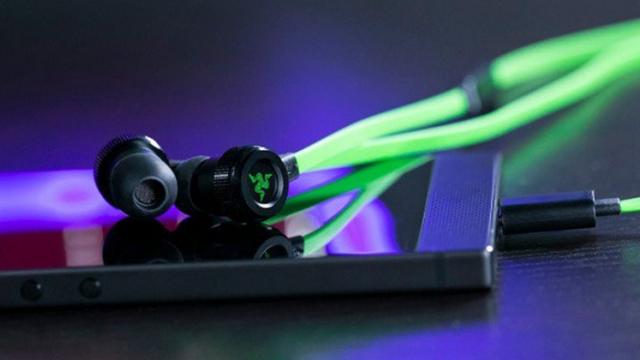 <b>Razer anunţă căştile USB Type-C Hammerhead, ca accesoriu pentru telefonul de gaming Razer Phone</b>Celebrul producător de soluții pentru gaming și anume Razer a dezvăluit la începutul acestei luni primul său smartphone intitulat Razer Phone. Acest handset nu aduce un port audio 3.5 mm, astfel că utilizatorii sunt nevoiți să caute un alt