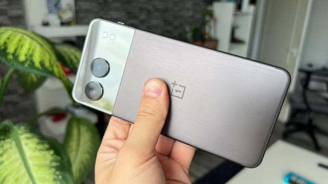 <b>Piața smartphone-urilor din România în creștere valorică; OnePlus are în plan dublarea livrărilor în 2024</b>Piața de smartphone-uri din România a rămas stabilă din punct de vedere al unităților vândute în prima jumătate a acestui an, cu aproximativ 1,5 milioane de unități, similar cu aceeași perioadă a anului trecut. Totuși, valoarea pieței a crescut cu 5-6%