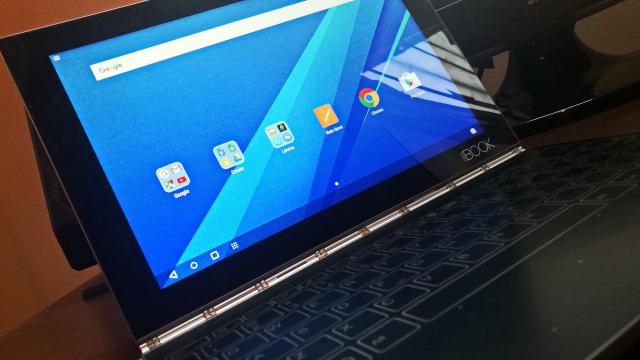 <b>Mobicast 142: Podcast/Videocast săptămânal Mobilissimo.ro despre lansare Moto M, PS4 Pro, predicţii Galaxy S8 şi Apple AR, Lenovo Yoga Book în teste</b>A trecut încă o săptămână, deci e momentul unui nou Mobicast, podcast şi videocast săptămânal. A fost o săptămână liniştită, fără lansări uriaşe, dar care ne-a adus smartphone-ul Lenovo Moto M, debutul lui PS4 Pro în România şi noi zvonuri despre Galaxy..