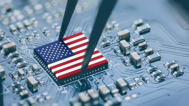 <b>Trump schimbă termenii CHIPS Act; SUA ar putea deveni acționar în Micron, TSMC și Samsung în schimbul granturilor de miliarde</b>Guvernul SUA ar putea obține participații directe în companiile producătoare de cipuri care au primit fonduri prin CHIPS Act, potrivit unor surse citate de Reuters. Inițiativa este condusă de secretarul comerțului Howard Lutnick, cu susținerea