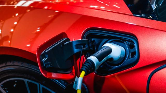 <b>Ecotichet mai mic în 2025 pentru mașinile electrice; statul oferă doar 18.500 de lei prin Rabla</b>Rabla 2025 vine cu o reducere a ecotichetului pentru mașinile electrice, până la valoarea de 18.500 de lei, potrivit Digi24, care citează proiectul publicat în consultare de Ministerul Mediului. Deși suma e mai mică față de anii trecuți, autoritățile spun