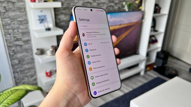 <b>HUAWEI Pura 80 Ultra: OS, UI, aplicaţii cu EMUI 15, microG, GBox și un buton lateral nou</b>Cu EMUI 15 la bord, Huawei Pura 80 Ultra se simte fluid, coerent și surprinzător de intuitiv, mai ales datorită felului în care interfața a fost construită pentru a integra funcții AI, comenzi rapide și soluții eficiente de personalizare