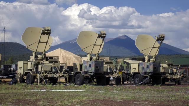 <b>Ministerul Apărării urmărește achiziția de servicii de comunicare prin satelit și alocă un buget maxim de 46.3 milioane de euro pentru licitație</b>O veste ce ajunge astăzi la auzul nostru este aceea că Ministerul Apărării urmărește achiziția de servicii de comunicare prin satelit, urmând a organiza o licitație în acest sens. Din datele dezvăluite