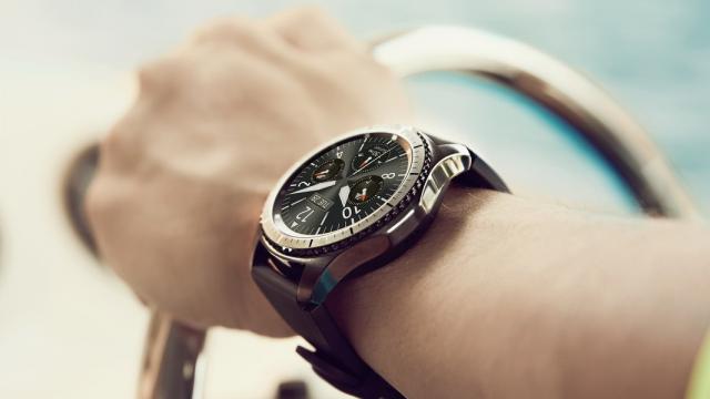 <b>IFA 2016: Samsung lansează noul smartwatch Gear S3 în 2 versiuni: Frontier şi Classic; Iată primele impresii Mobilissimo.ro!</b>Într-o explozie de entuziasm şi cu un număr uriaş de artişti pe metru pătrat, Samsung a prezentat noul său smartwatch, Gear S3 la Berlin. În cadrul IFA 2016, Samsung a inaugurat noul terminal într-o sală artistică numită Tempodrom, unde s-a aflat..