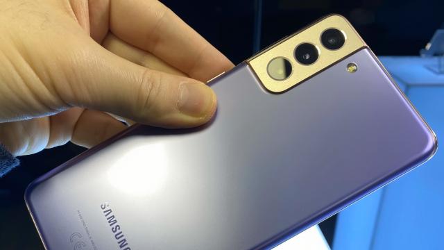 <b>Samsung Galaxy S21+ 5G Hands On Review: varianta extralarge de S21, pentru gameri şi iubitori de seriale</b>În 2019 Galaxy S10+ era flagship-ul, în 2020 a trecut coroana la S20 Ultra. Mergem pe aceeaşi idee în 2021, cu un S21 Ultra flagship şi un Galaxy S21+ care vine ca soluţia de mijloc