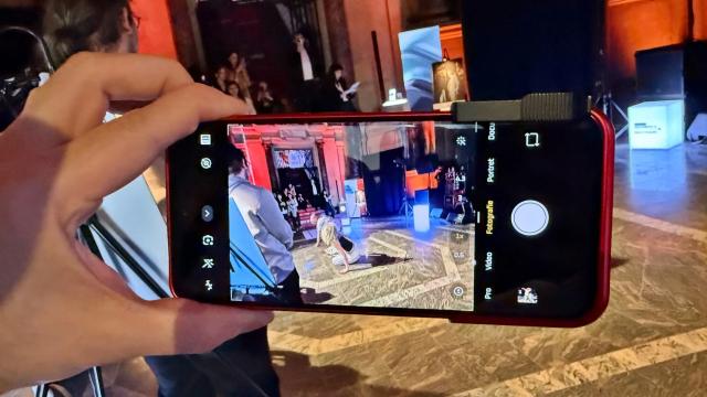 <b>Xiaomi 15 lansat în România în mediu artistic, la Art Safari: fotografii de Adi Bulboacă şi momente artistice capturate cu 15 Ultra</b>Xiaomi a ales un mediu artistic pentru a îşi lansa telefoanele flagship în România. E vorba despre expoziţia permanentă de picturi Art Safari, unde au debutat Xiaomi 15 şi 15 Ultra, dar şi noile ceasuri, tablete şi trotinete Xiaomi