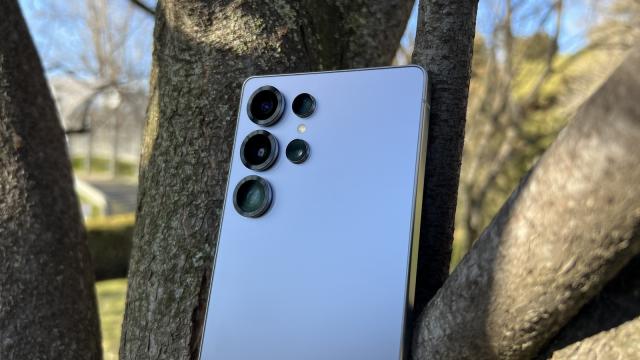 <b>Galaxy S25 Ultra de 1 TB a fost livrat la prețul de 4682 lei; Clienții confirmă că metoda cu 6 coduri promoționale a funcționat</b>Mai mulți clienți din România au primit deja Samsung Galaxy S25 Ultra cu 1 TB stocare la un preț total de 4682 lei, după o combinație inedită de șase coduri promoționale aplicate în aplicația oficială Samsung Shop. Deși la început mulți au crezut că e o..