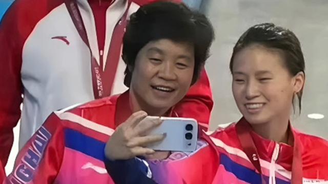 <b>Honor 500 apare în fotografii reale; Vine cu modul foto inspirat de un fruct, are baterie de 8000 mAh, funcție Live Photo 3D</b>Ieri zvonacul Smart Pikachu ne informa pe Weibo că lansarea lui Honor 500 se apropie, aceasta urmând a avea loc până la final de lună noiembrie. Astăzi revine cu detalii noi și ne spune că s-a dat startul campaniei de teasing