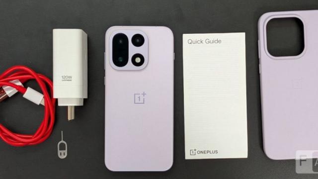 <b>OnePlus 15 primește unboxing înainte de lansarea globală; Ce se află în cutie? </b>OnePlus 15 ar trebui să primească un debut global în următoarele zile, dar până atunci îl vedem primind un unboxing pe web. Cineva a pus mâna pe el devreme şi aflăm ce e în cutie. Aparent evenimentul global de lansare are loc pe 13 noiembrie