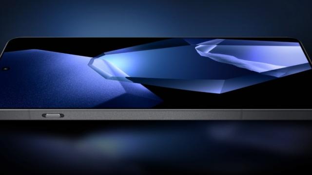 <b>OnePlus pregătește un nou flagship cu ecran de 240Hz; Performanță extremă, dar cu ce compromisuri?</b>OnePlus pare să își continue tranziția de la „flagship killer” la brand axat pe viteză și fluiditate. După ce OnePlus 15 a venit cu un ecran de 165Hz, dar rezoluție mai mică (1.5K în loc de 2K ca pe OnePlus 13), acum apar zvonuri despre un viitor model