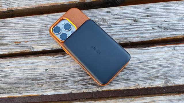 <b>Prezentare Anker MagGo 10K Slim - Baterie externă compatibilă MagSafe, un must-have pentru utilizatorii de iPhone</b>Pe masa de teste Mobilissimo ajung tot mai des gadgeturi care promit să ne scape de cabluri și de grija procentului de baterie. După telefoane, laptopuri și diverse accesorii, a venit rândul unei baterii externe gândită special pentru utilizatorii