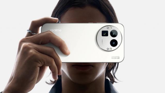 <b>realme GT 8 Pro sosește în Europa pe 24 noiembrie; Sumele de comercializare apar online</b>La fel ca alți producători consacrați de smartphone-uri, realme pregătește debutul unui flagship important la nivel global. E vorba despre realme GT 8 Pro, acel model cu design special ce permite personalizarea modulului foto. A debutat deja în China