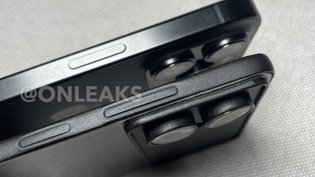 <b>Samsung Galaxy S26 Edge apare ca machetă de doar 5.5 mm grosime; Povestea unui telefon anulat</b>Samsung Galaxy S26 Edge a pus multă lume pe gânduri când a scăpat având un modul foto similar cu cel de la iPhone 17 Pro. Între timp zvonurile insistă că ar fi fost anulat, dar noi suntem precauţi în această privinţă. Până să ne lămurim a apărut pe web