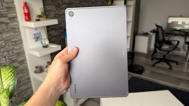 <b>Samsung Galaxy Tab S11: Camera tipică de tabletă, pentru apeluri video și scanat documente</b>Camera la o tabletă nu este atât de importantă și nu cunosc pe nimeni care să fi zis - dacă nu are cameră bună nu o cumpăr. E la coada clasamentului această dotare și acesta este și motivul pentru car enici Samsung și nici alți producători=-