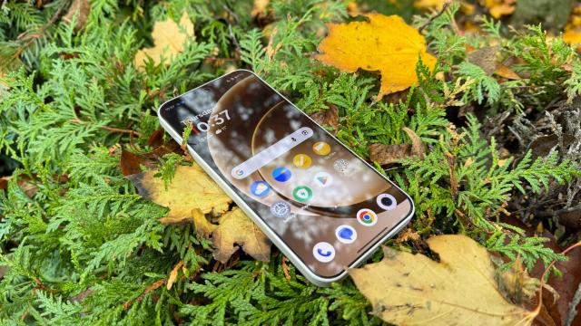 <b>OnePlus 15 în fața primei actualizări software, chiar înainte de startul livrărilor globale</b>OnePlus 15 abia ce a fost anunțat pentru piața globală și în cazul în care nu ai fost pe fază, noi am scos deja flagship-ul cel nou din cutie chiar aici. Acum aflăm că terminalul încasează primul său update software, unul pe care cel mai probabil