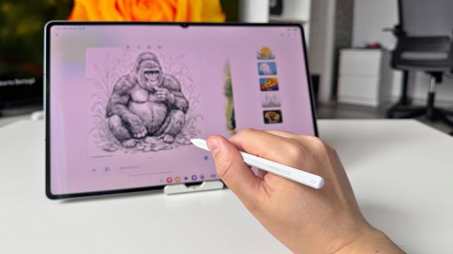 <b>Samsung Galaxy Tab S11 Ultra: Galaxy AI contribuie la productivitate maximă pe OneUI 8.0, avem și S Pen cu buton</b>Samsung pulsează pe Galaxy Tab S11 Ultra cu ecran de 14.6 inch, cât un laptop și chiar pare uriașă față de Tab S11 cu ai săi 11 inch. Diferența de dimensiune se traduce în productivitate extinsă pentru aplicații afișate simultan