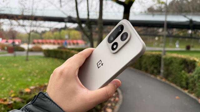 <b>OnePlus 15: Hardware cu cel mai cel Snapdragon al momentului, trece de pragul de 7000 mAh pentru baterie</b>Nu se putea ca OnePlus 15 să nu aducă cel mai cel procesor Snapdragon al momentului și așa se și întâmplă. După ce predecesorul venea în 2024 cu Snapdragon 8 Elite acum se face trecerea la un Snapdragon 8 Elite Gen5 și nu