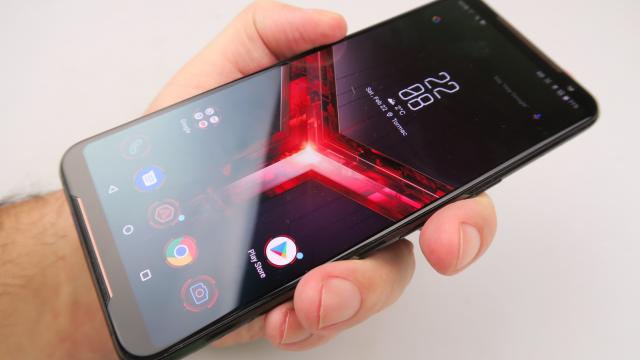 <b>ASUS ROG Phone II: Conectivitate cu extra antene, microfoane, viteza sporită</b>ASUS ROG Phone II pune mare accent şi pe conectivitate, aşa cum au subliniat oficialii companiei în Taiwan, la evenimentul de lansare. Terminalul vine cu WiFi a/b/g/n/ac/ad, dar şi WiFi Direct, Bluetooth 5.0 (EDR + A2DP) şi GPS dual band. Are şi NFC, radi