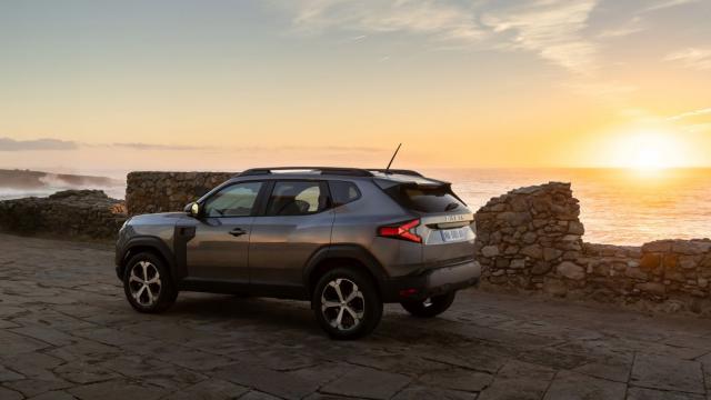 <b>Dacia prezintă noul Duster 3; SUV-ul produs la Mioveni are şi varianta hibrid</b>Dacia Duster 3 a văzut în sfârşit lumina zilei azi, după multe teasere şi scăpări. Avem de-a face cu a treia generaţie de Duster, model care în 13 ani a vândut peste 2.2 milioane de unităţi. Versiunea 3 va fi prezentată la Salonul Auto de la Geneva şi..